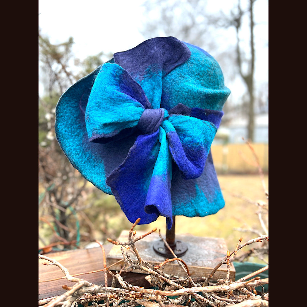 Felted top hat with bow 23” 1/2 medium