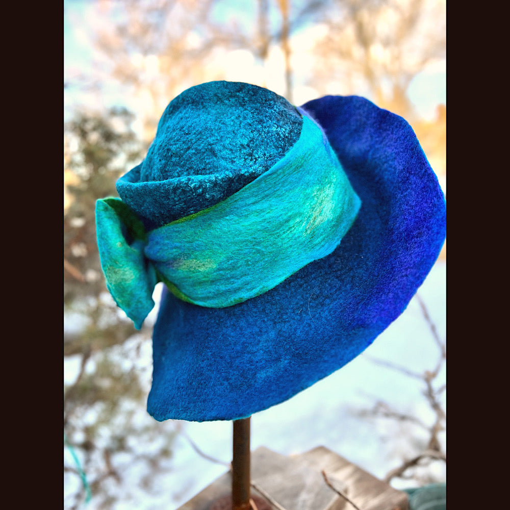 Felted top hat with bow 23” 1/2 medium