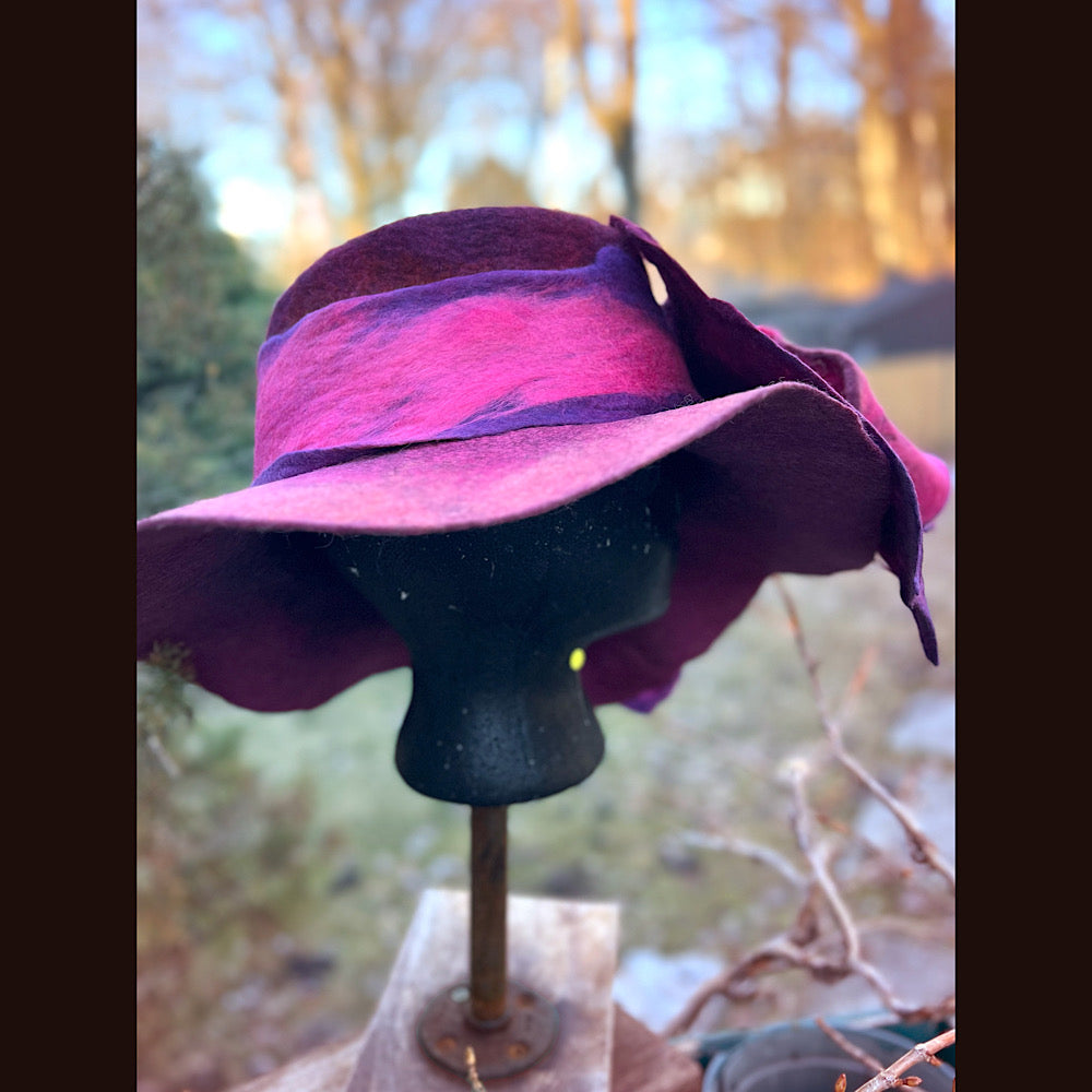Felted top hat with bow 23” 1/2 medium