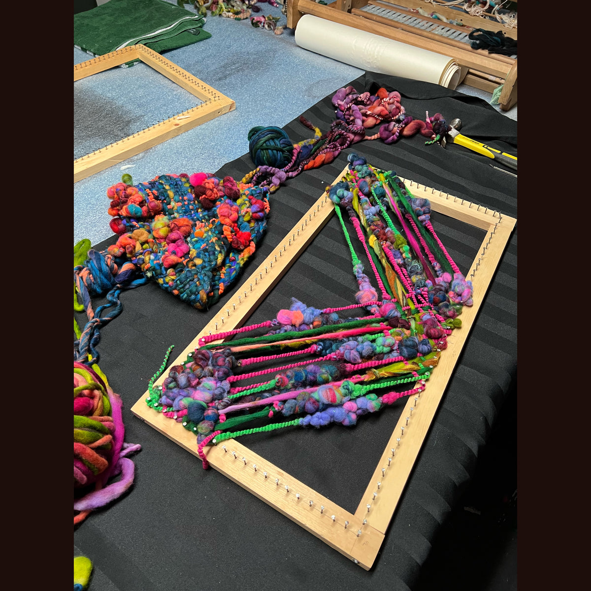 Loom weaving a beanie video class english with french subtitles