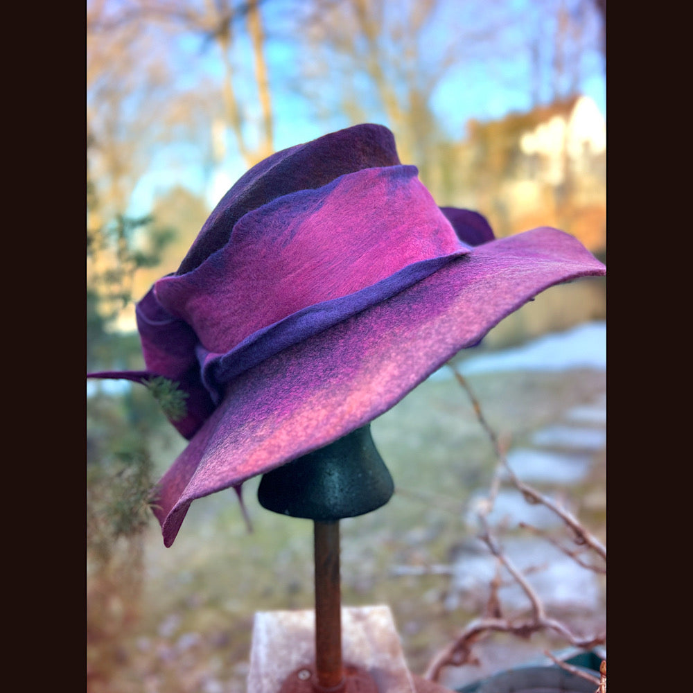 Felted top hat with bow 23” 1/2 medium