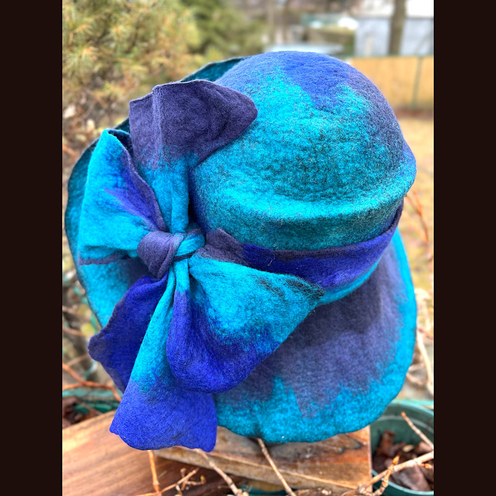 Felted top hat with bow 23” 1/2 medium