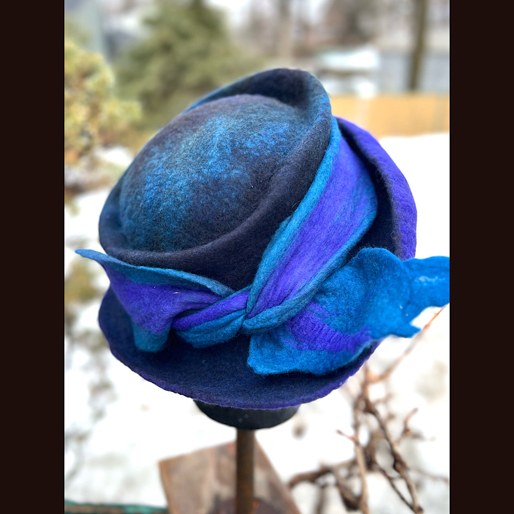 Felted top hat with bow 23” 1/2 medium