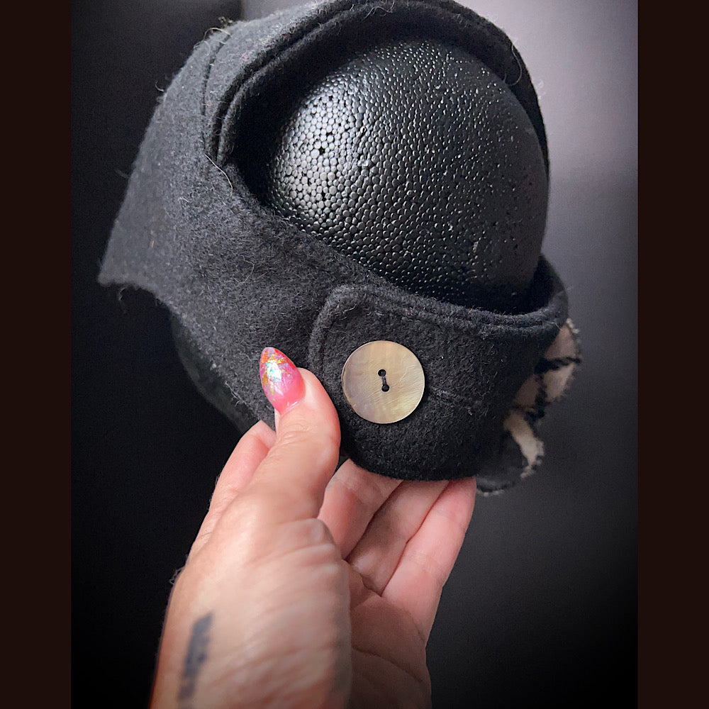 Peekaboo cloche hat / size large 25”