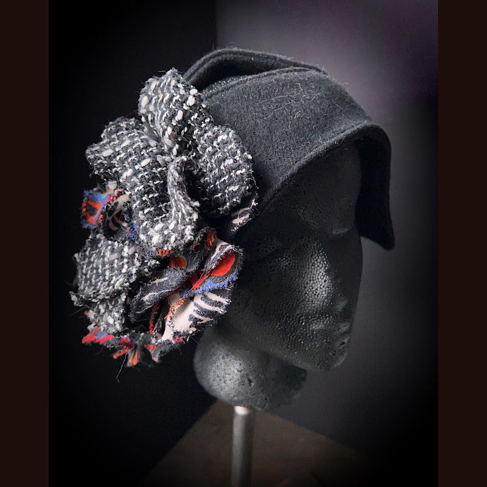 Peekaboo cloche hat / size large 25”