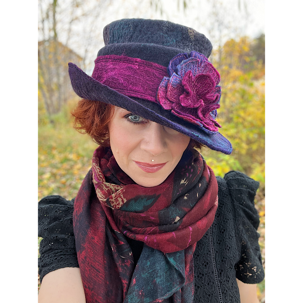 Felted top hat with flower - 24“