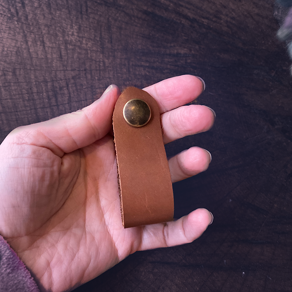 Leather tie for shawls