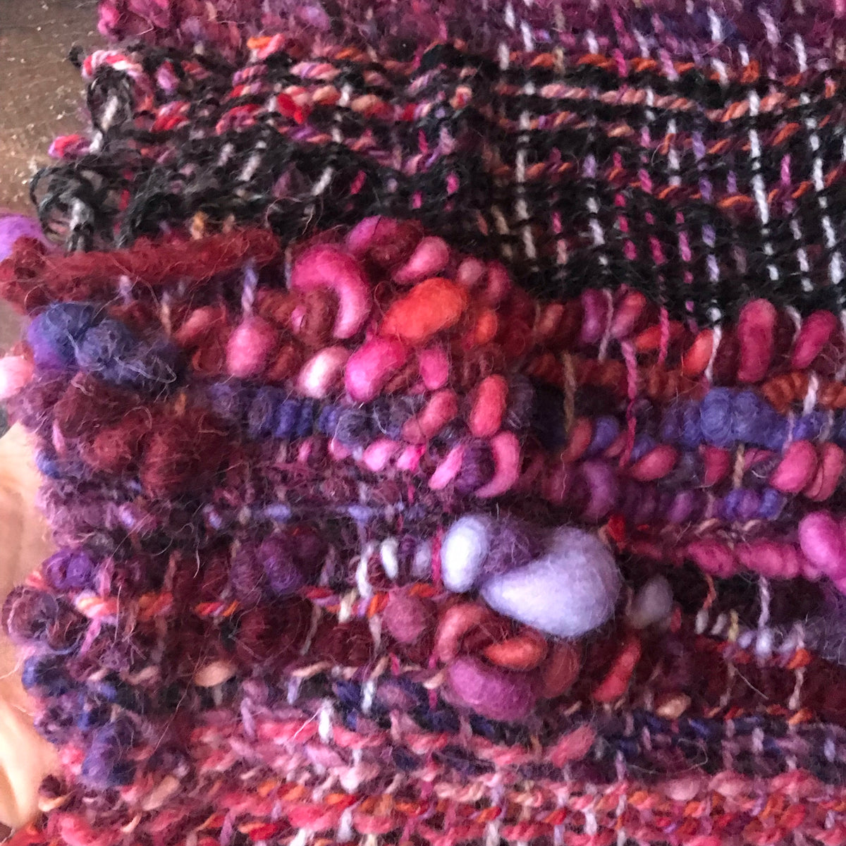 red scarf 100% Wool Hand woven 90”x9”Foulard 100% laine rouge tissé main 90”x9” - Mynoush