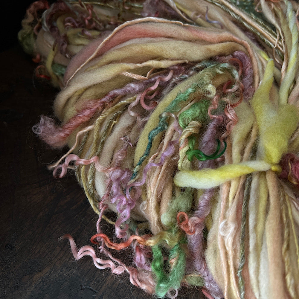 Golden kiss art yarn single