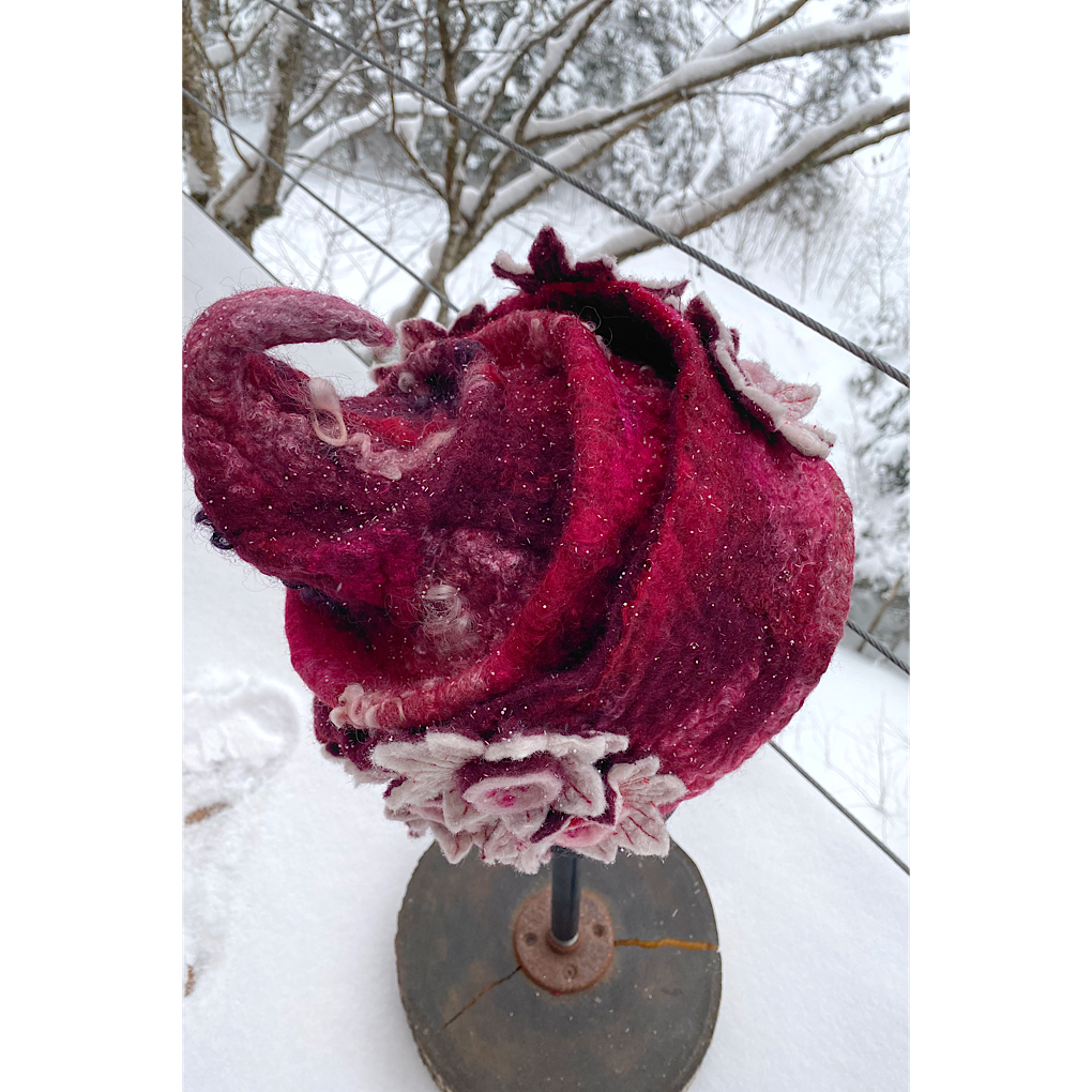 Winter is blooming - Felted hat 23.5“ medium