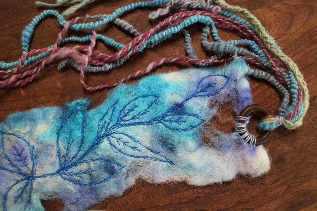 Blue felted headband with embroidery | Bandeau bleu en feutre avec broderie - Mynoush