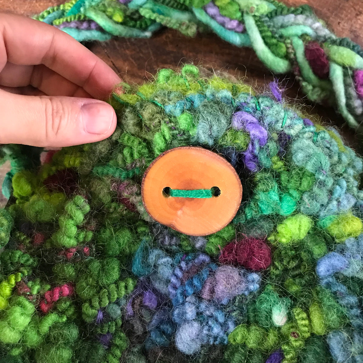 Green felted handbag with bubbles | Sac bandoulière BULLES en feutre VERT - Mynoush