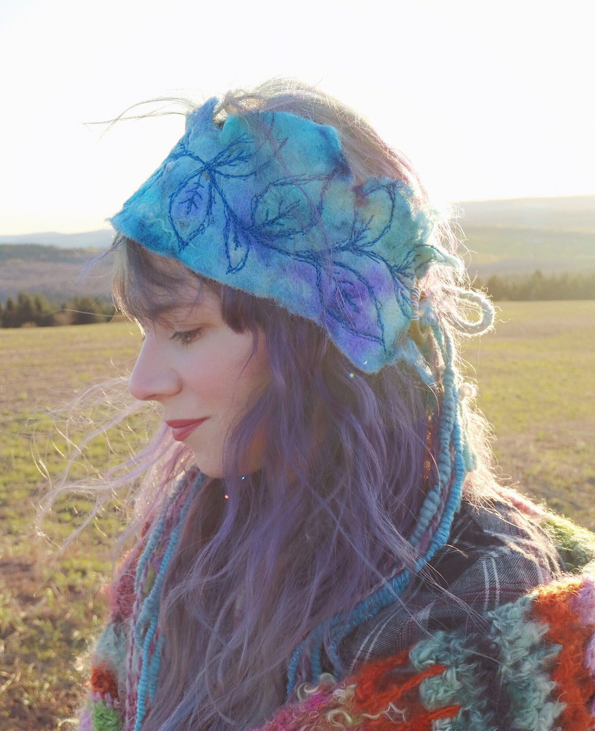 Blue felted headband with embroidery | Bandeau bleu en feutre avec broderie - Mynoush