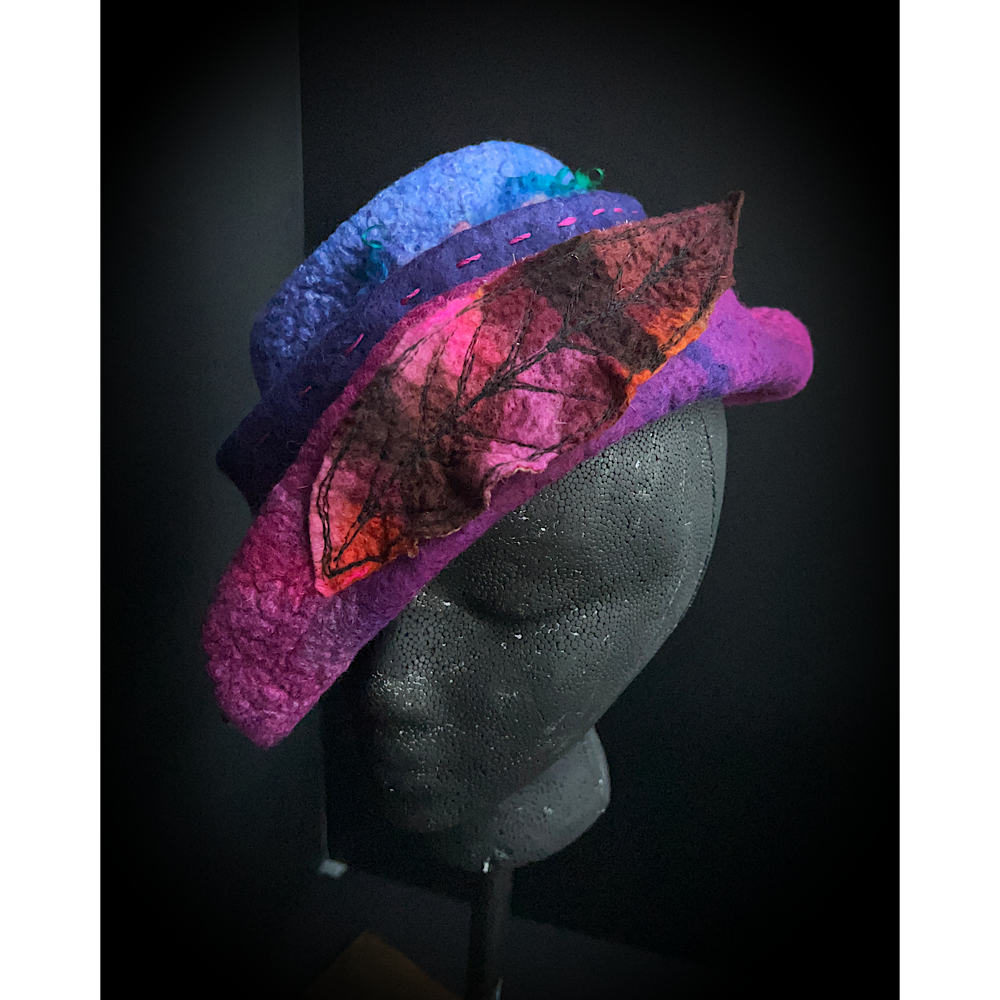 Felted top hat with leaves - 24“