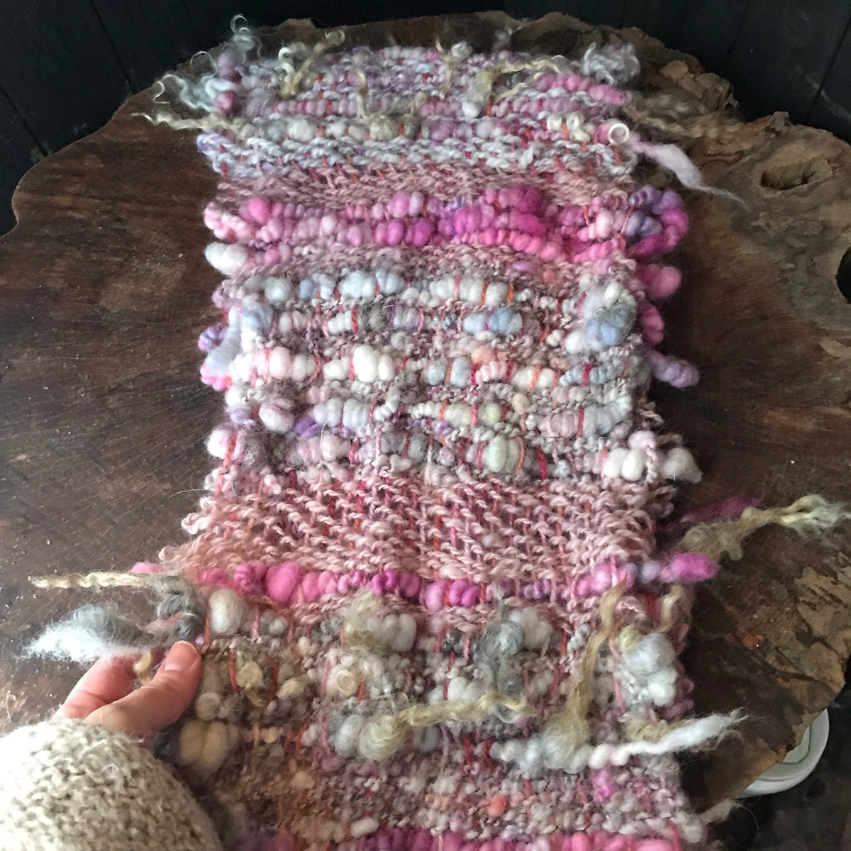 Light pink woven scarf 100% Wool Hand woven 90” x 9”| Foulard rose en laine tissé main 90”x9” - Mynoush