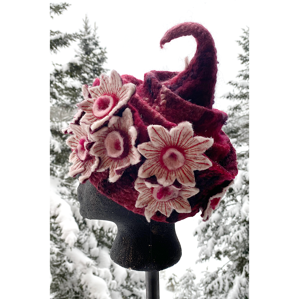 Winter is blooming - Felted hat 23.5“ medium