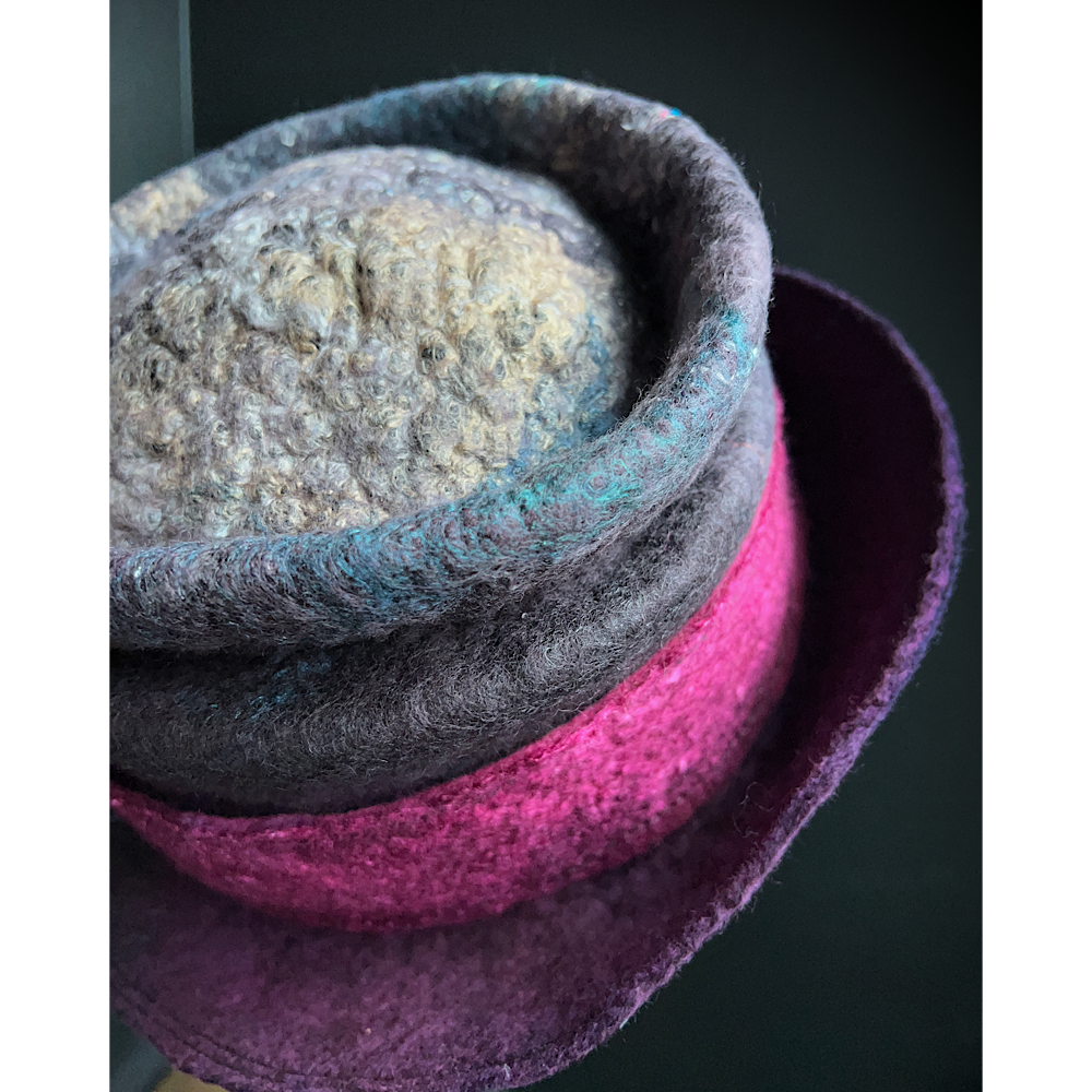 Felted top hat with flower - 24“