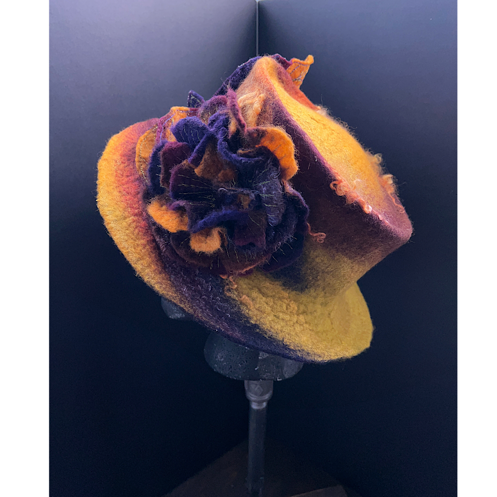 Felted top hat with rose - 23“