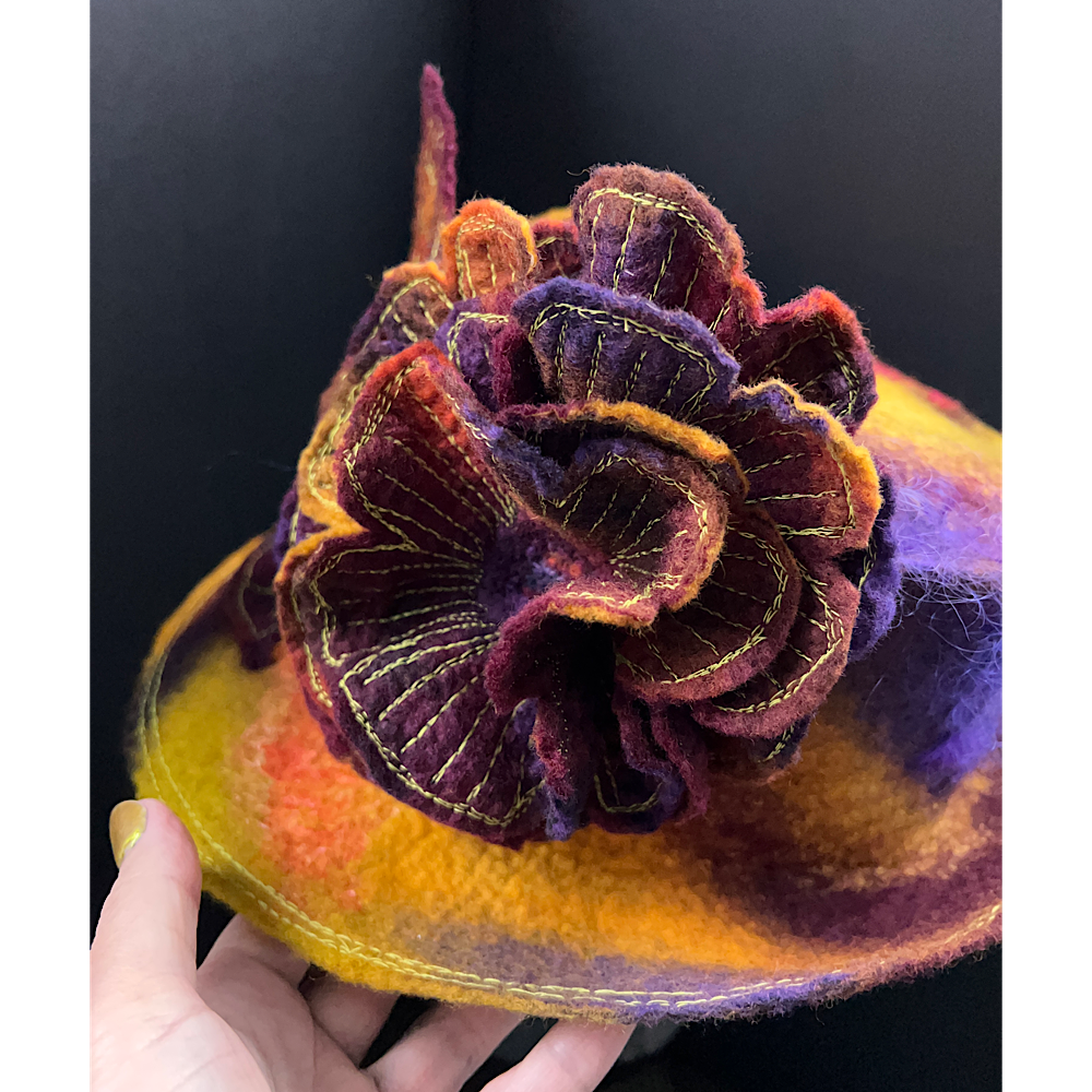 Felted top hat with rose - 23“