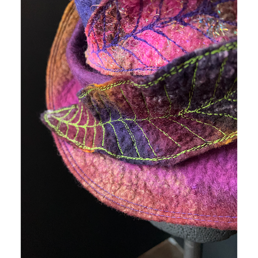 Felted top hat with leaves - 23.5“