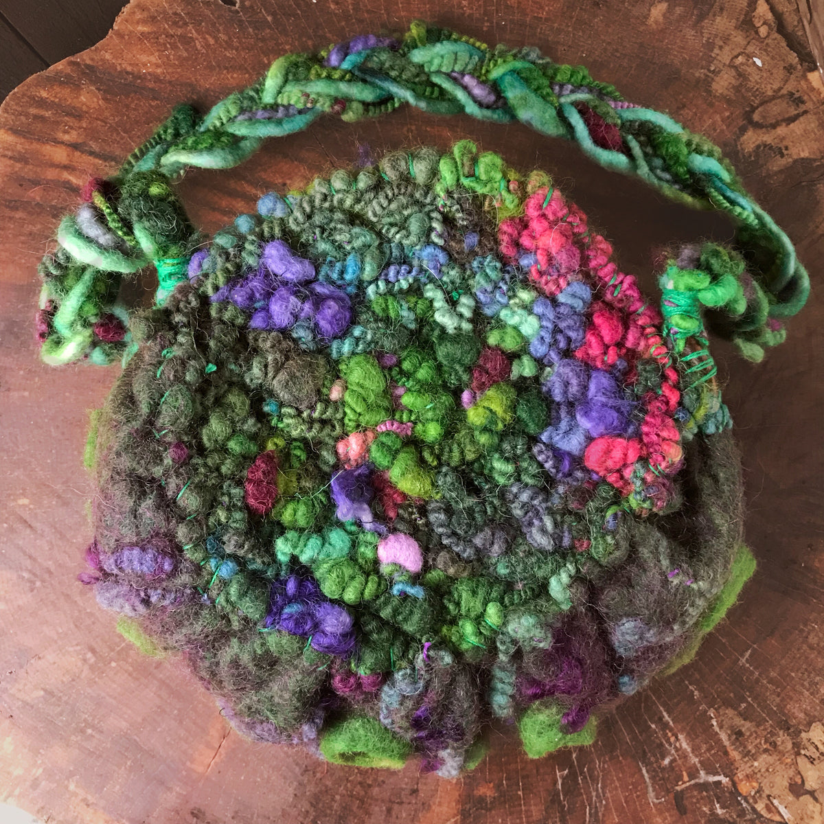 Green felted handbag with bubbles | Sac bandoulière BULLES en feutre VERT - Mynoush