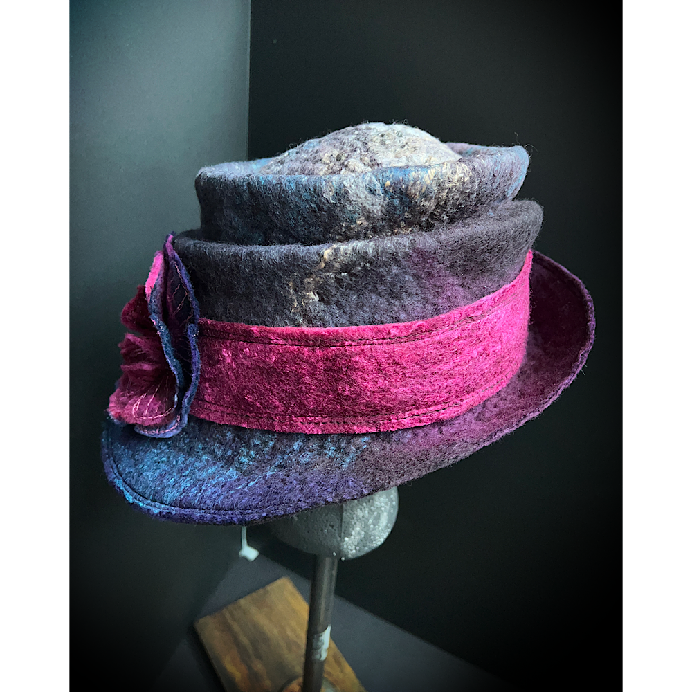Felted top hat with flower - 24“