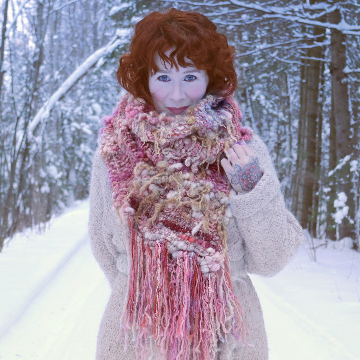 Light pink woven scarf 100% Wool Hand woven 90” x 9”| Foulard rose en laine tissé main 90”x9” - Mynoush