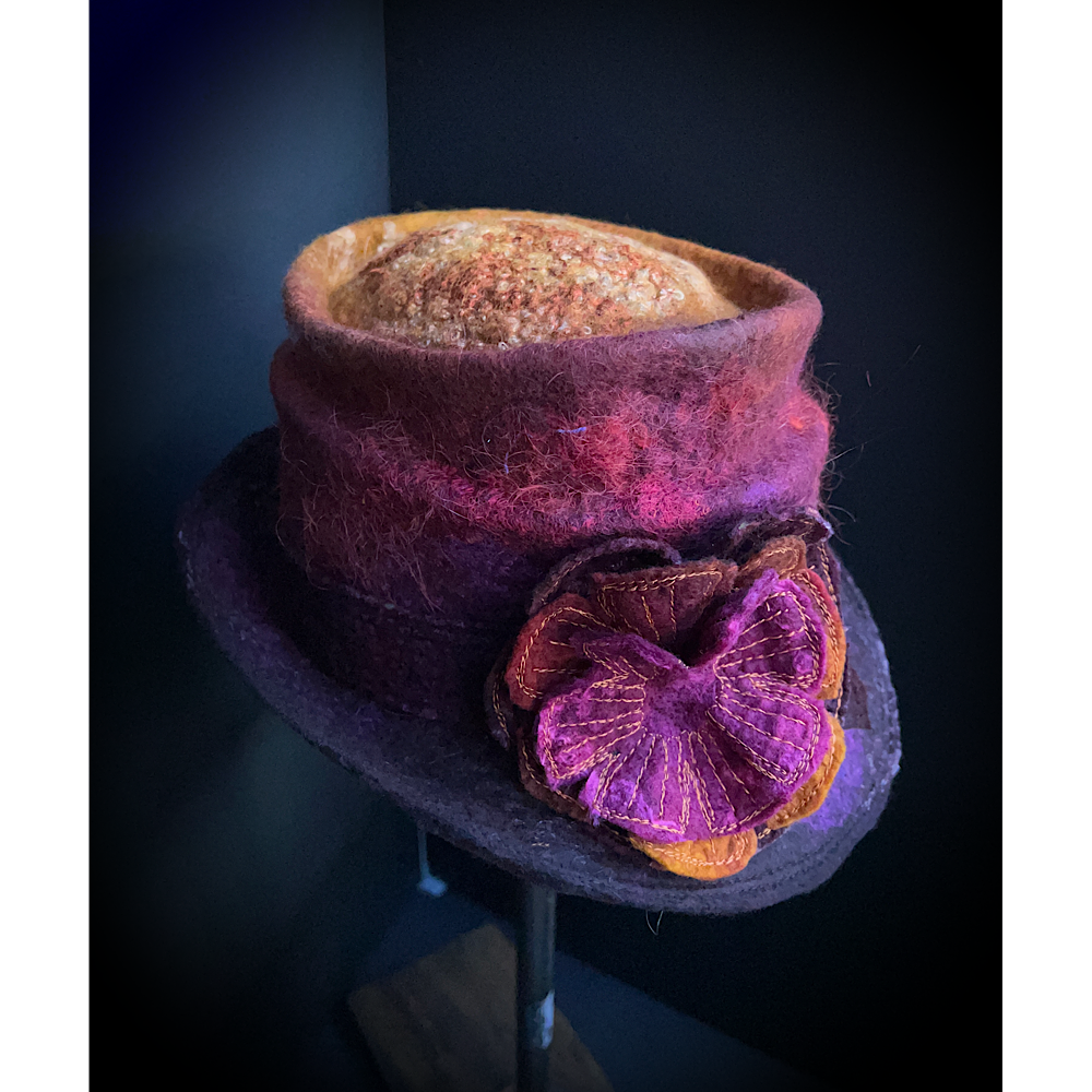 Felted top hat with flower - 24“