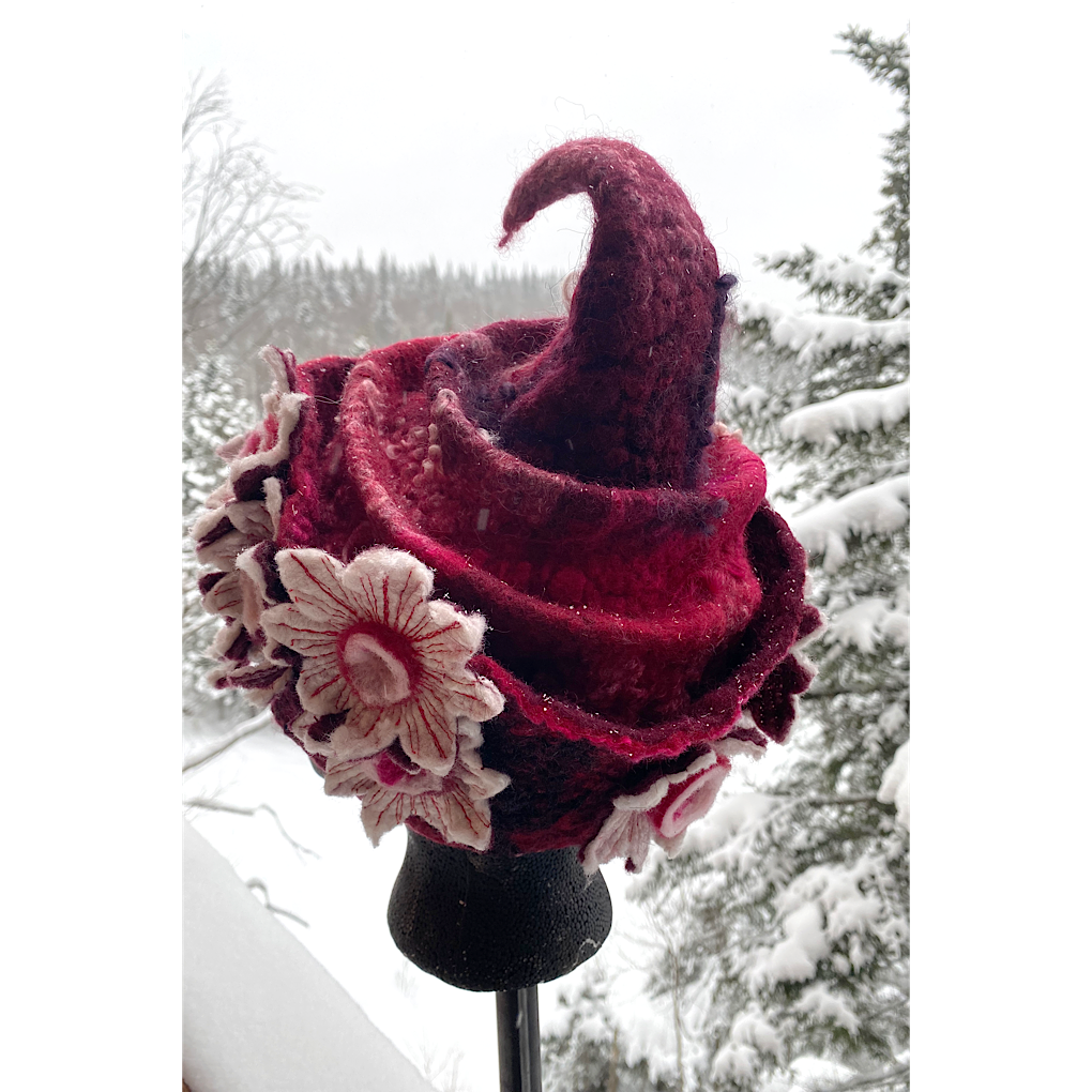 Winter is blooming - Felted hat 23.5“ medium