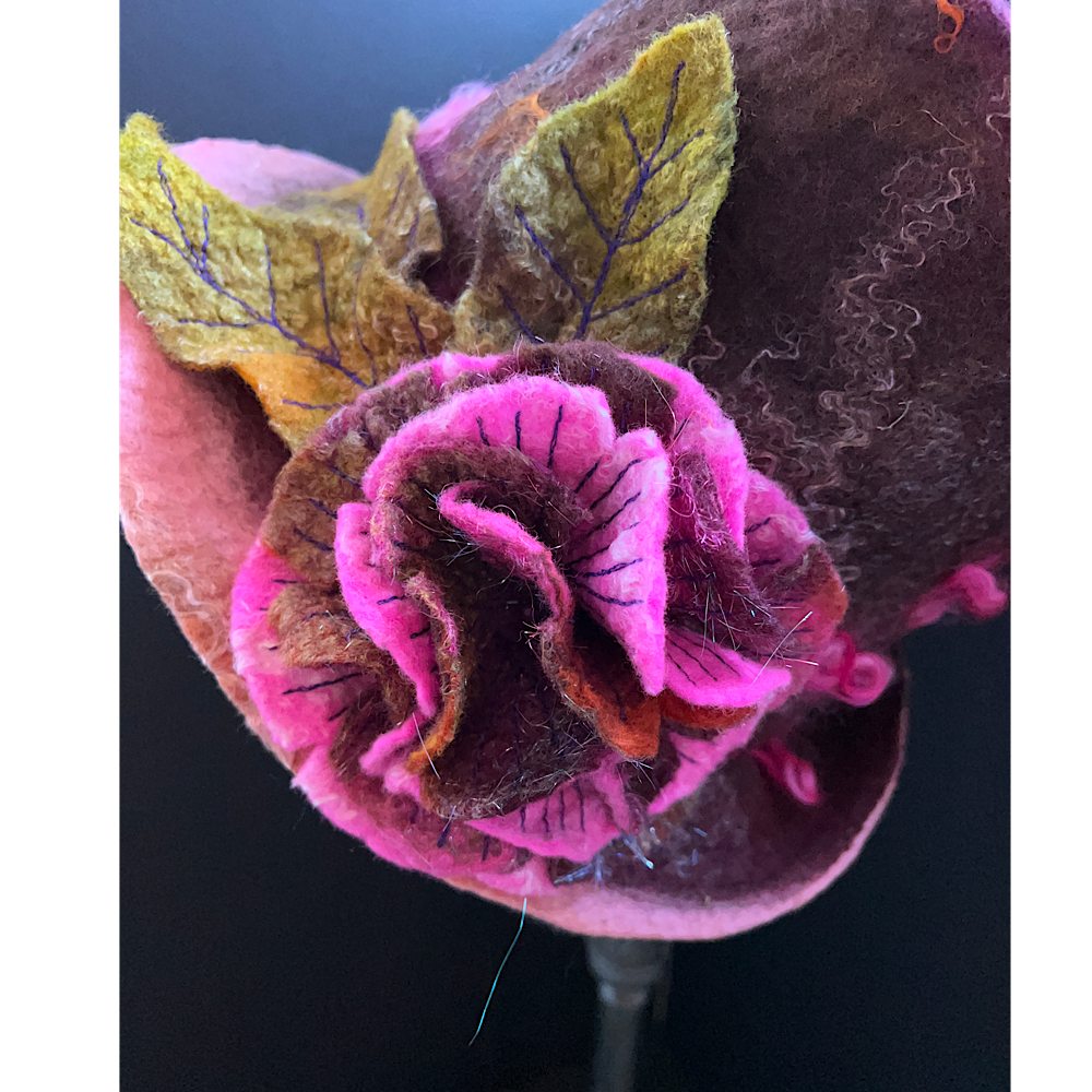 Felted top hat with rose - 24“