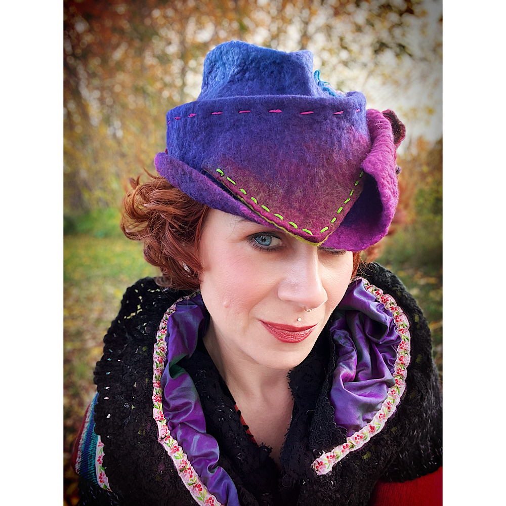 Felted top hat with leaves - 24“