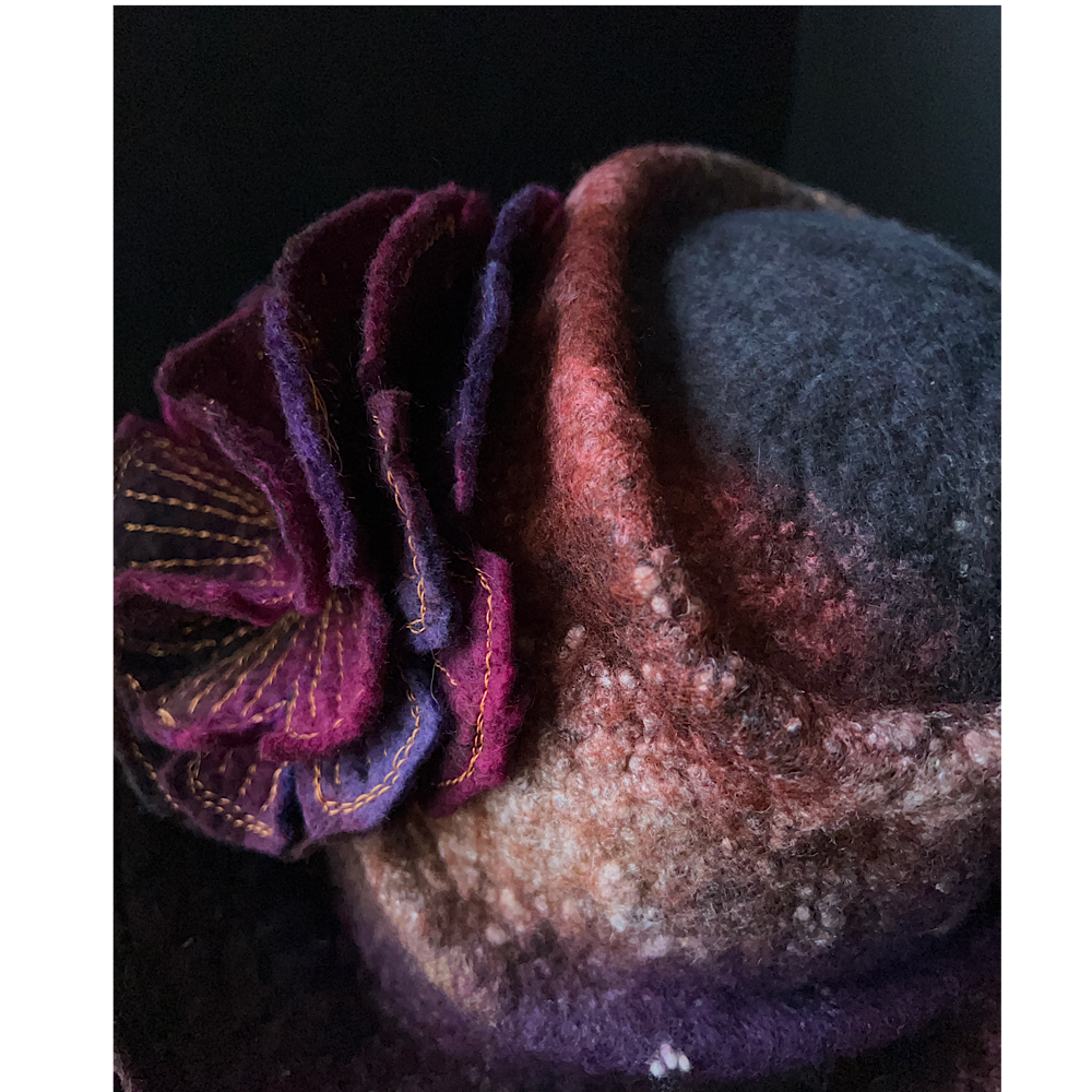 Felted top hat with rose - 22.5“