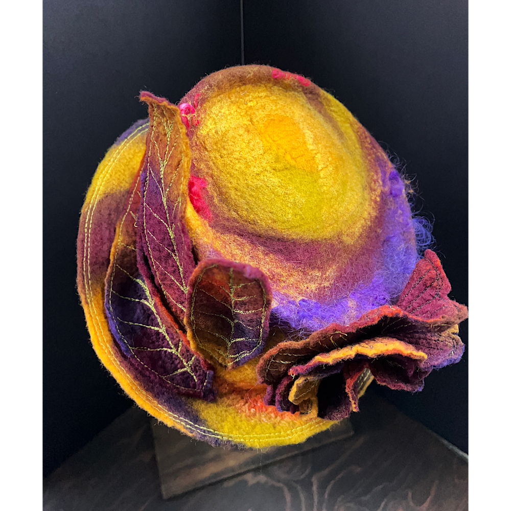 Felted top hat with rose - 23“