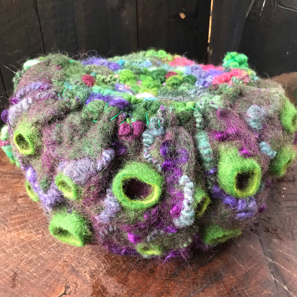 Green felted handbag with bubbles | Sac bandoulière BULLES en feutre VERT - Mynoush