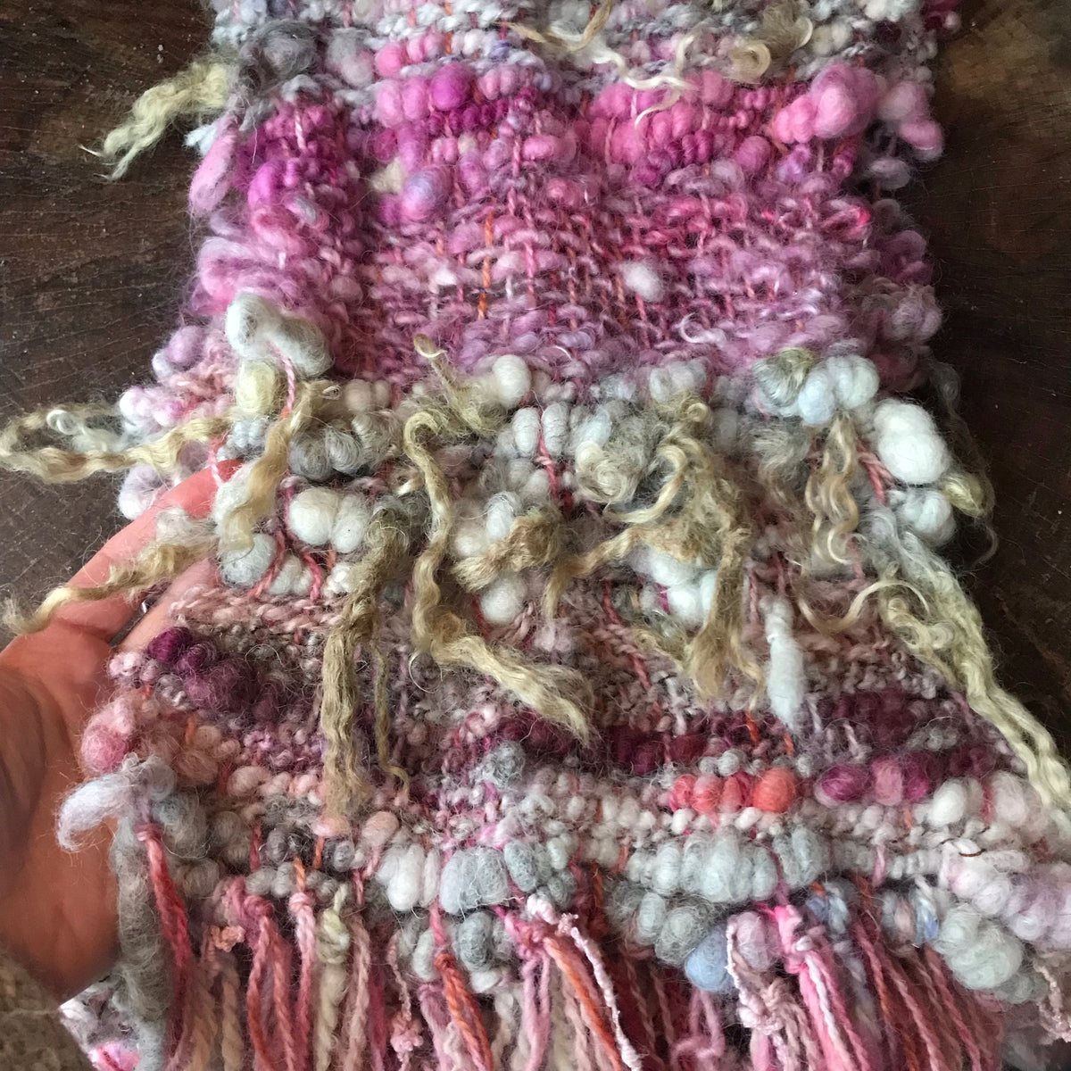 Light pink woven scarf 100% Wool Hand woven 90” x 9”| Foulard rose en laine tissé main 90”x9” - Mynoush