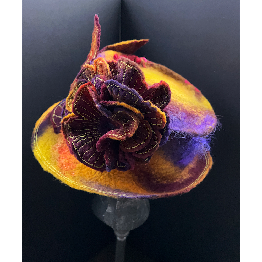 Felted top hat with rose - 23“
