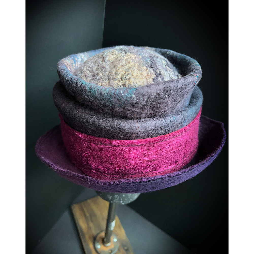Felted top hat with flower - 24“