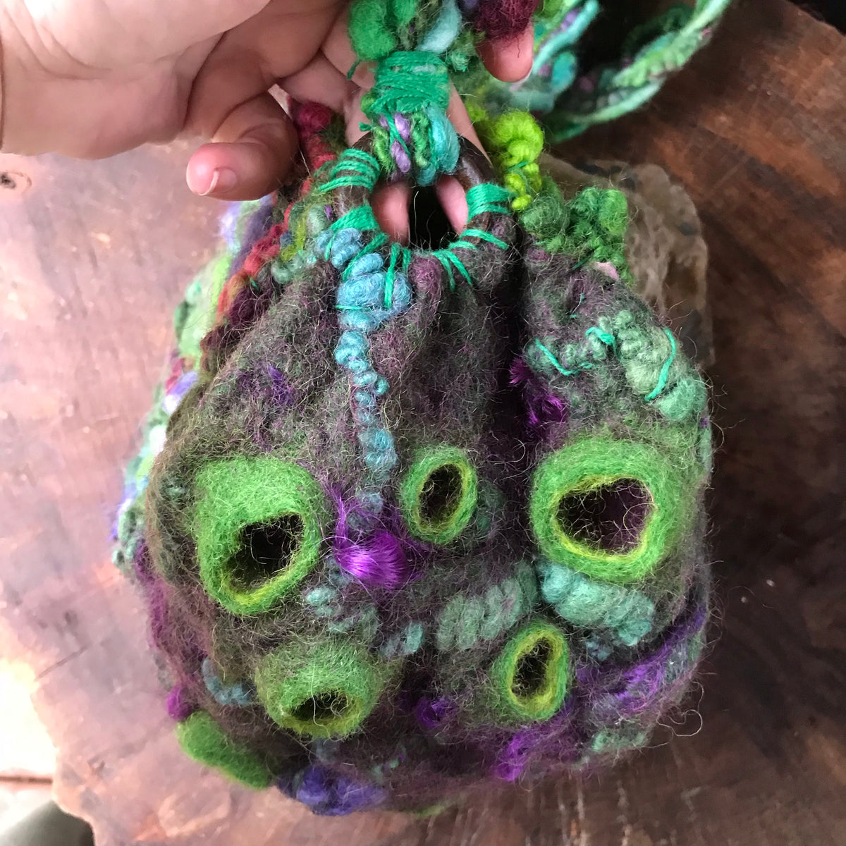 Green felted handbag with bubbles | Sac bandoulière BULLES en feutre VERT - Mynoush