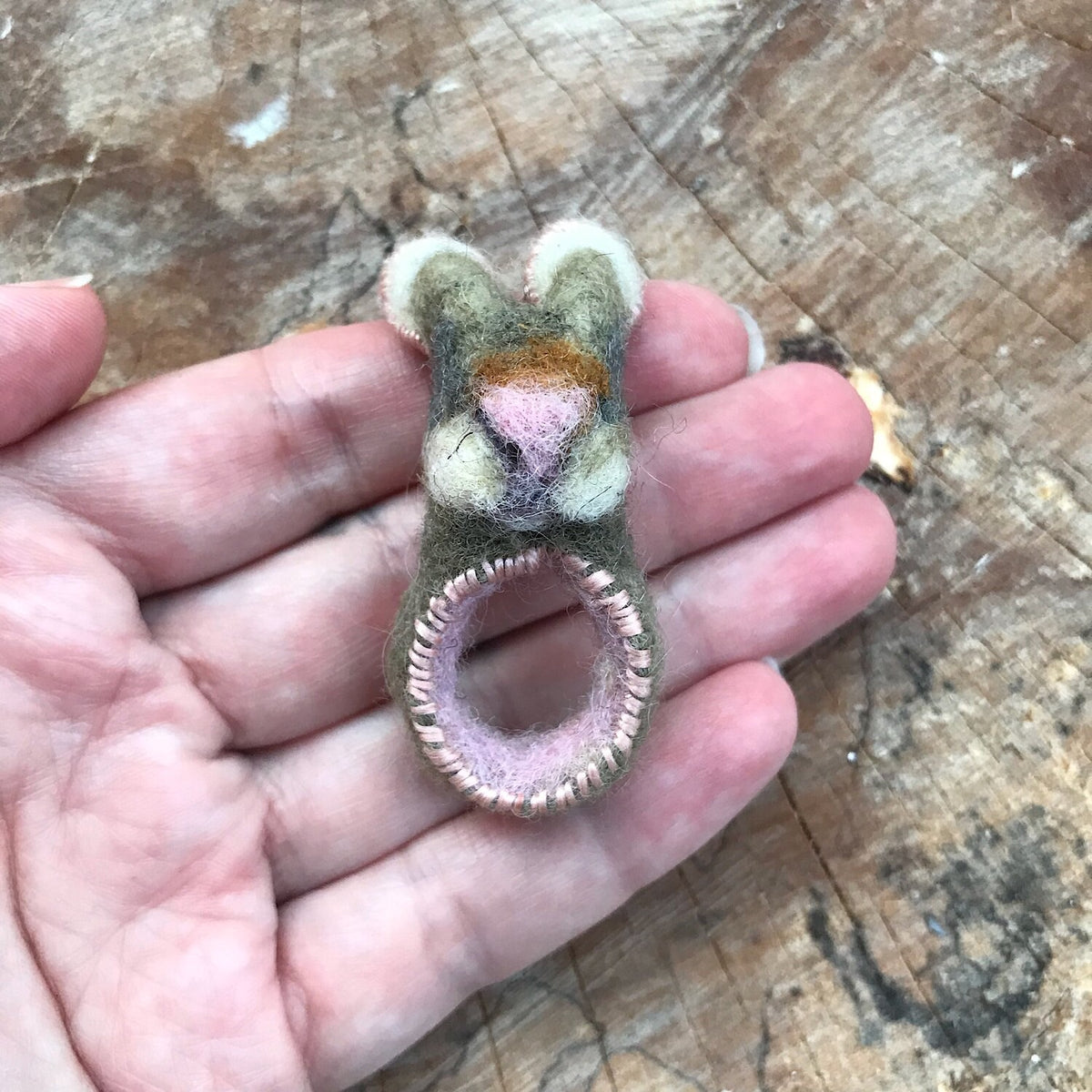 Grey felted bunny ring size 7-8 | Bague Lapin grise grandeur 7-8 - Mynoush