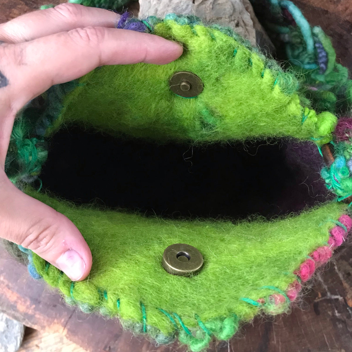 Green felted handbag with bubbles | Sac bandoulière BULLES en feutre VERT - Mynoush