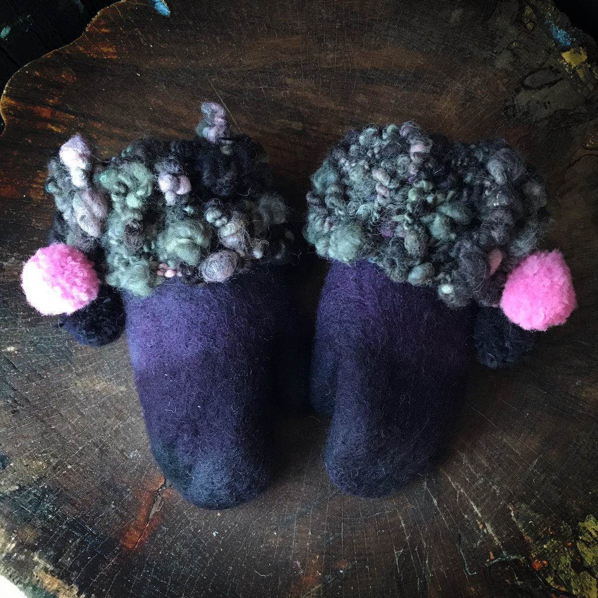 Charcoal felted mittens Mitaines grises en feutre - Mynoush