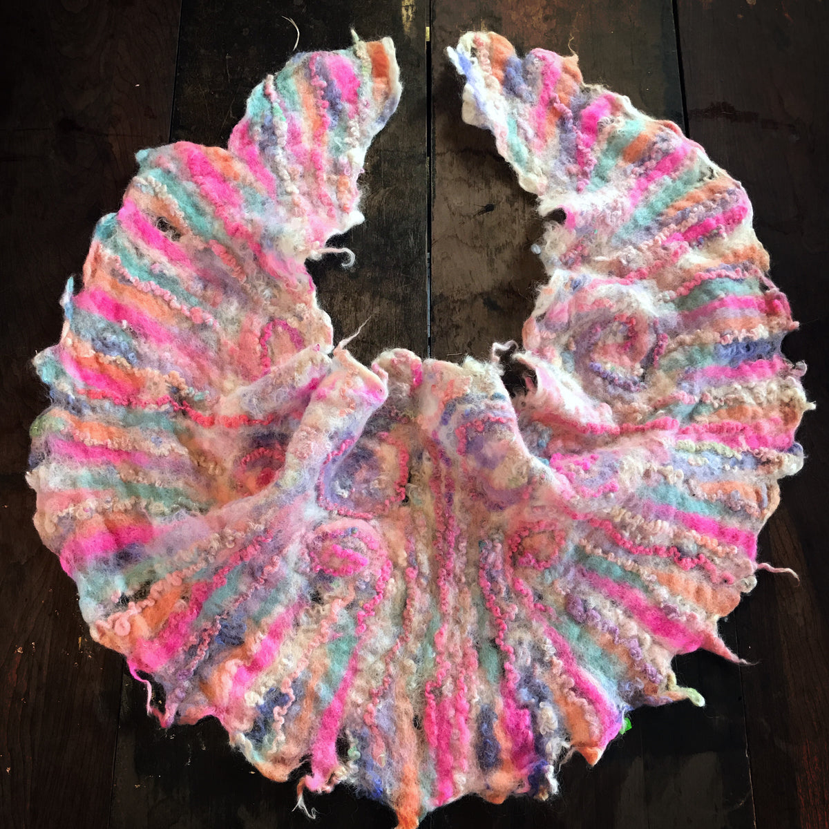 Pink felt scarf Foulard de feutre rose - Mynoush