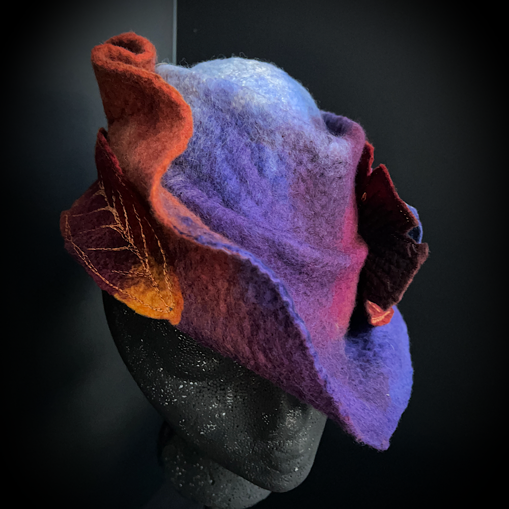 Felted top hat with leaves - 22“ 1/4