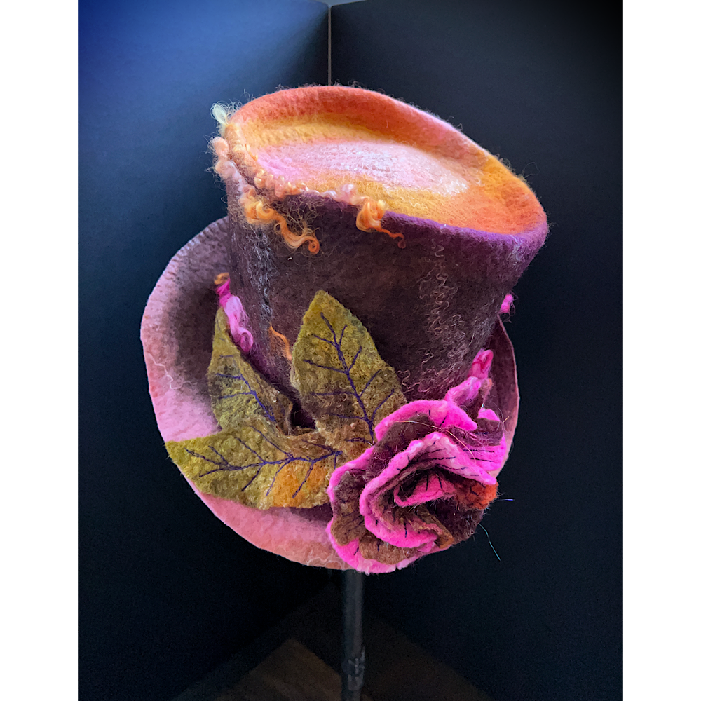 Felted top hat with rose - 24“