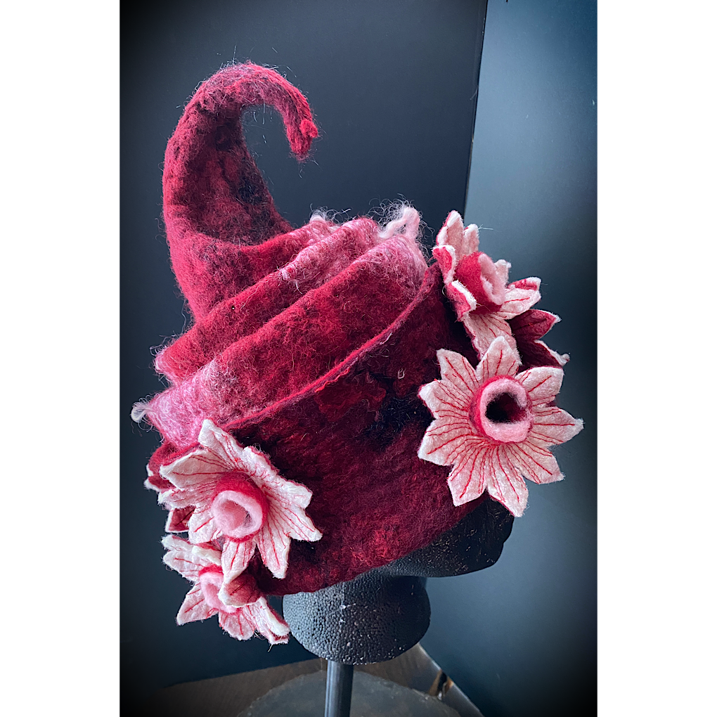 Winter is blooming - Felted hat 24“ medium large