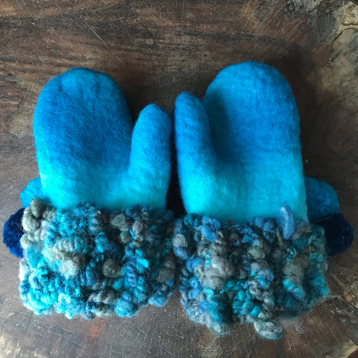 Blue felted mittens Mitaines bleues en feutre - Mynoush