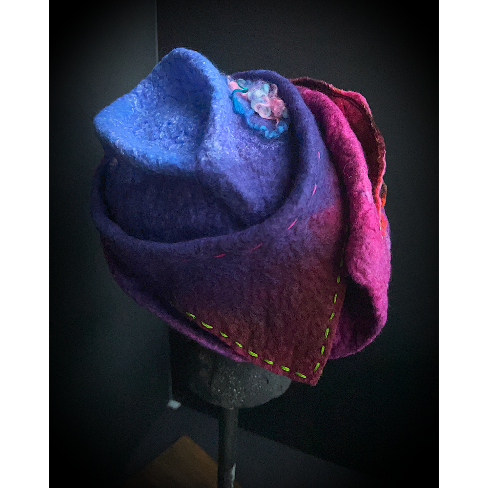 Felted top hat with leaves - 24“