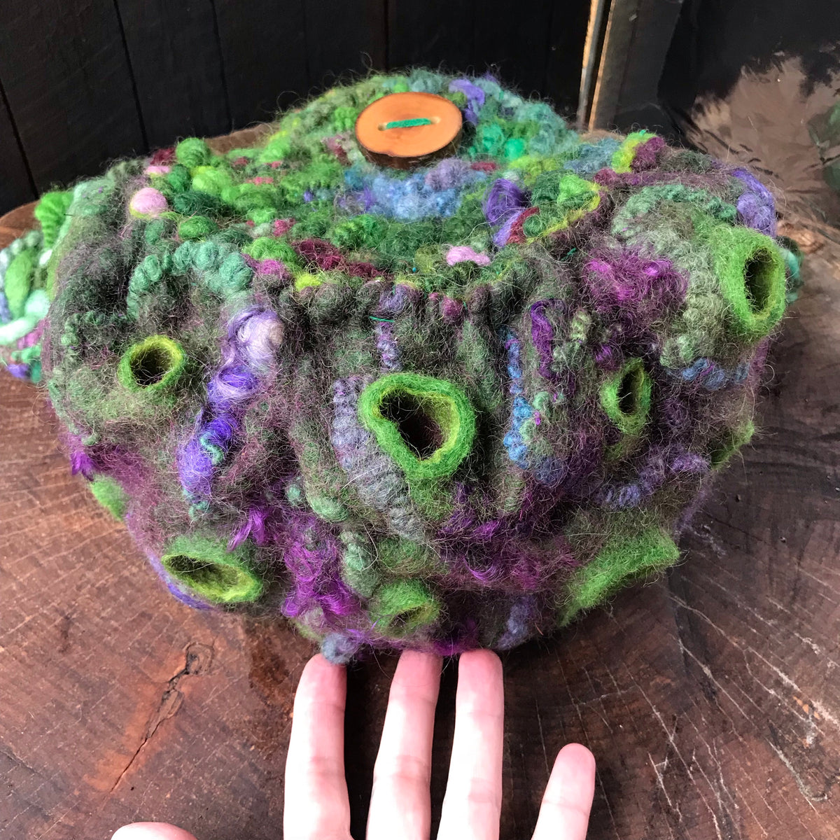 Green felted handbag with bubbles | Sac bandoulière BULLES en feutre VERT - Mynoush