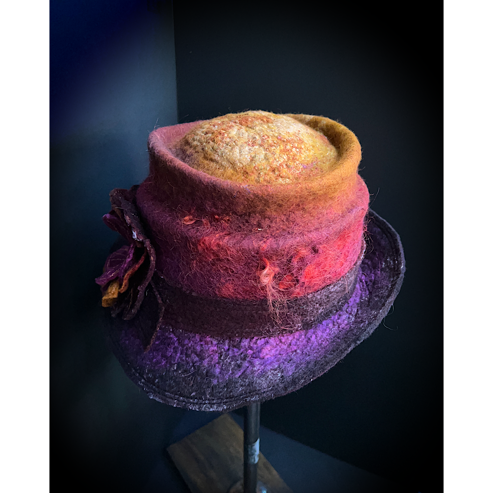 Felted top hat with flower - 24“