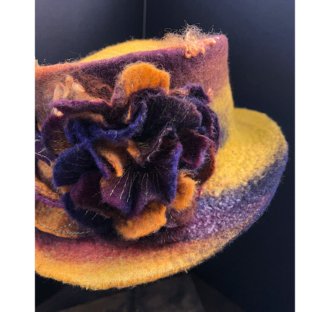 Felted top hat with rose - 23“